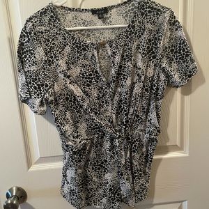 AUW Black/White SZ Medium Blouse new w/o tag